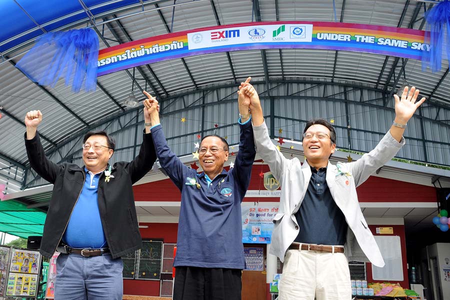 EXIM BANK-เอสเอ็มบีซี มอบหลังคา "ใต้ฟ้าเดียวกัน" พร้อมทุนเพื่อการศึกษาและนมผงแก่เด็กเล็กชุมชนวัดมหาวงษ์ พระประแดง