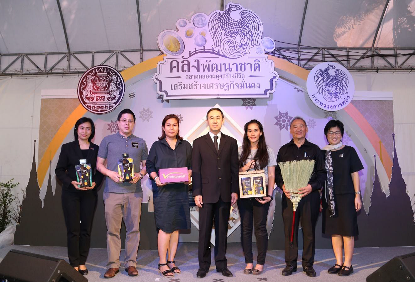 EXIM BANK เยี่ยมชมบูทสินค้าส่งออกในงานคลองผดุงกรุงเกษม จัดโดยกระทรวงการคลัง