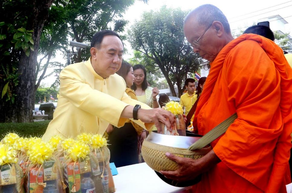 EXIM BANK ร่วมพิธีทำบุญตักบาตรเนื่องในโอกาสมหามงคลพระราชพิธีบรมราชาภิเษก