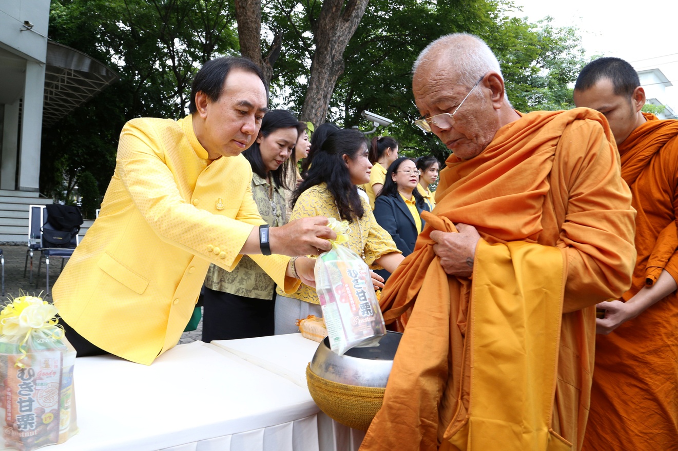EXIM BANK ร่วมพิธีทำบุญตักบาตรกับผู้บริหารกระทรวงการคลัง เนื่องในวันเฉลิมพระชนมพรรษา สมเด็จพระเจ้าอยู่หัว 66 พรรษา 28 กรกฎาคม 2561