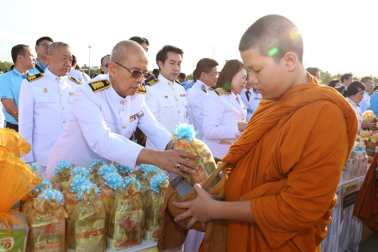 EXIM BANK ร่วมพิธีทำบุญตักบาตร เนื่องในวันเฉลิมพระชนมพรรษาสมเด็จพระนางเจ้าสิริกิติ์ พระบรมราชินีนาถ ในรัชกาลที่ 9