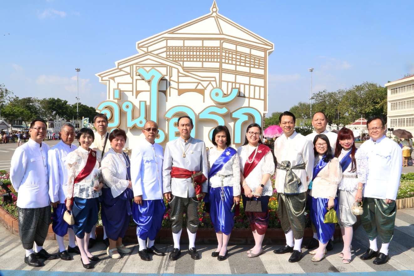 EXIM BANK เที่ยวชมงานอุ่นไอรัก คลายความหนาว