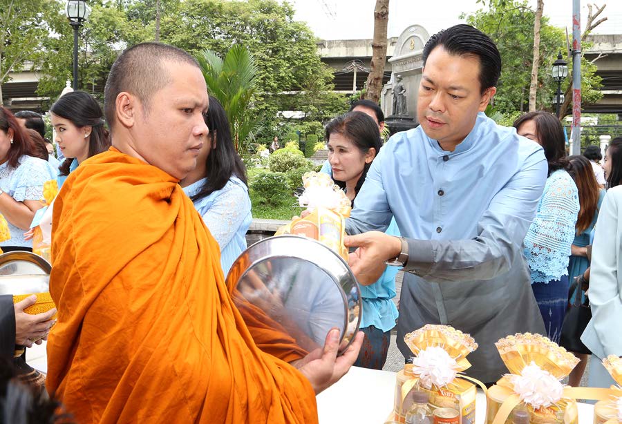 EXIM BANK ร่วมพิธีทำบุญตักบาตร เนื่องในวันเฉลิมพระชนมพรรษาสมเด็จพระนางเจ้าสิริกิติ์ พระบรมราชินีนาถ ในรัชกาลที่ 9 วันที่ 12 สิงหาคม 2561